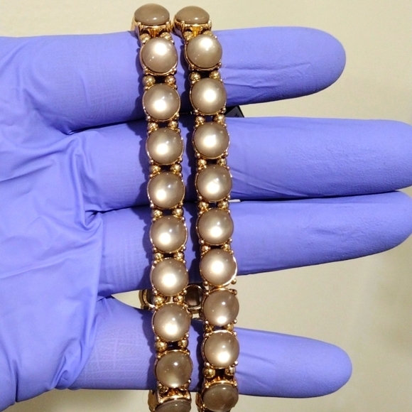 Women's Stunning Set of 2 Gold tone Light Gray Round Stone Stretchy Bracelets - Picture 1 of 9